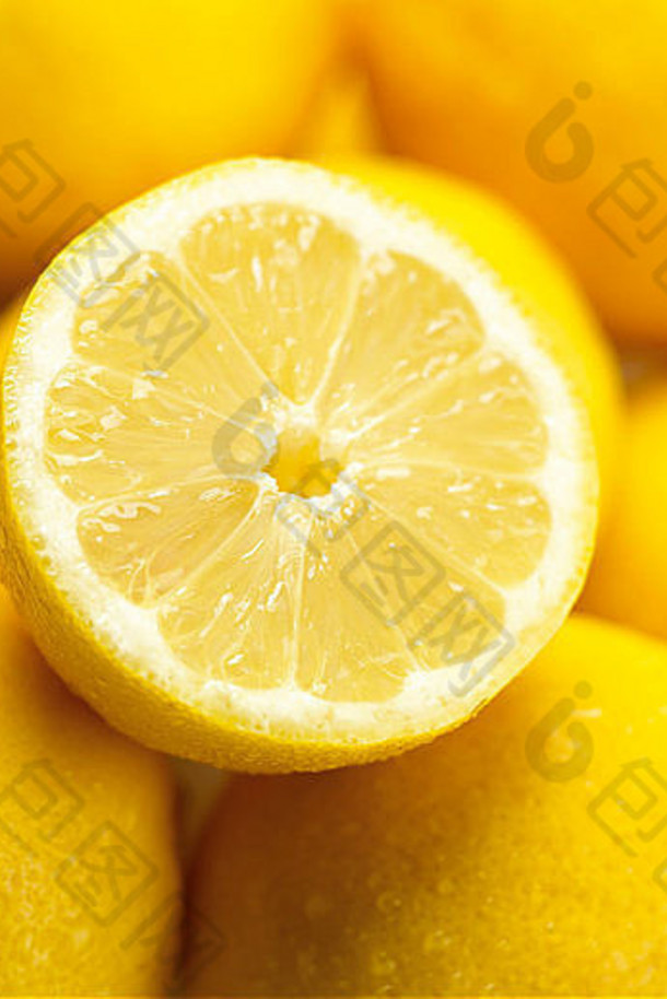 半柠檬装在柠檬上