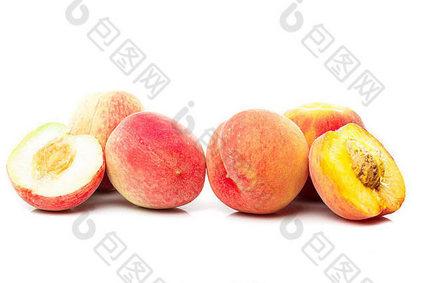 一组成熟的粉红色和黄色桃子