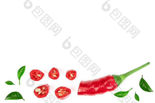 在白色背景上分离的红辣椒。顶视图。平铺模式。