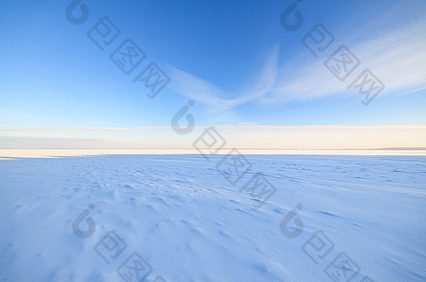 冰冻的湖景和蓝天