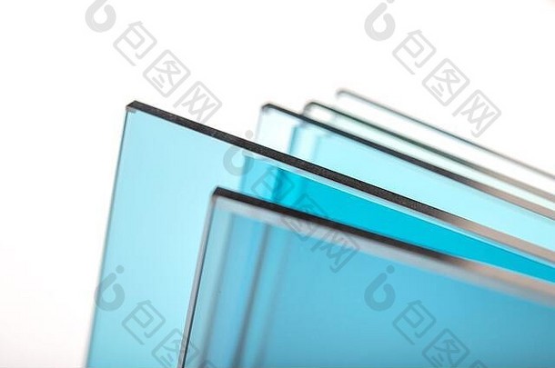 工厂生产的钢化透明浮法玻璃板，按尺寸<strong>切割</strong>