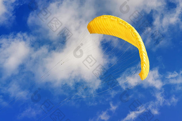 飞行黄色的kiteboarding风筝蓝色的多云的天空