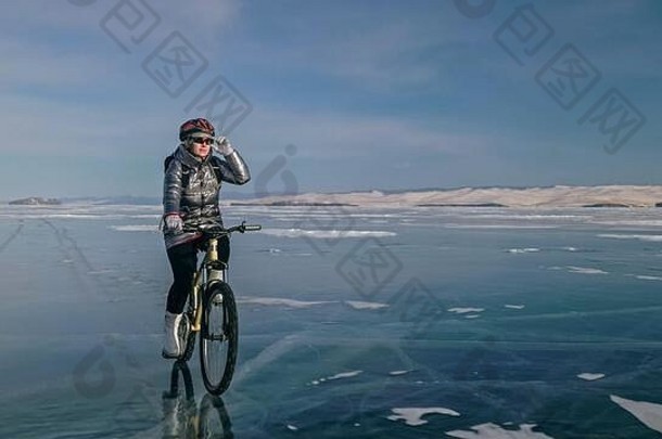 女人骑自行车冰轮胎自行车覆盖