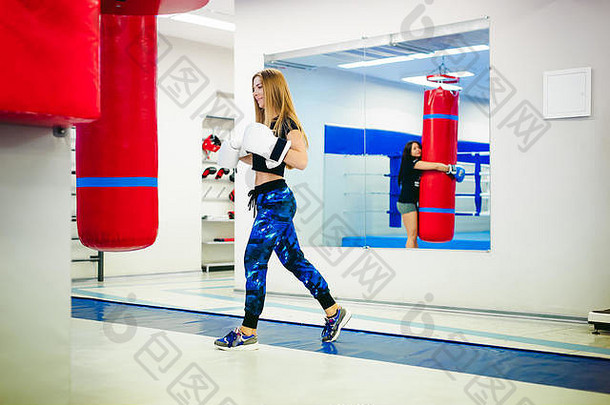 年轻的女人锻炼健身房冲袋女孩订婚了武术艺术培训练习罢工