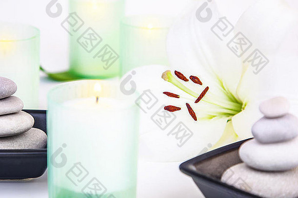 spa静物照片、白百合花、蜡烛、鹅卵石、替代疗法、享受日光浴、芳香疗法