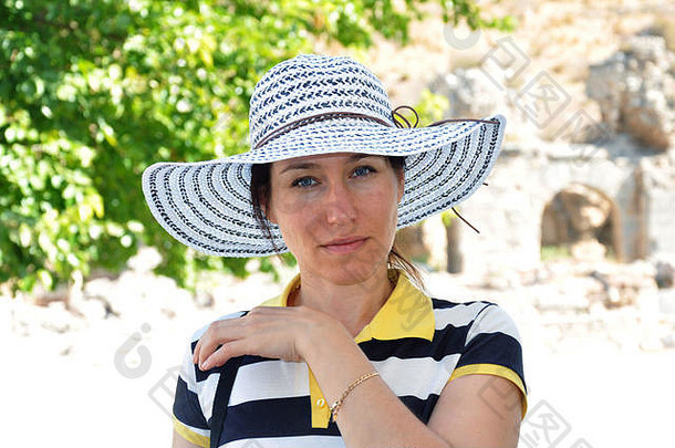 美丽的女人在土耳其度假。帽子