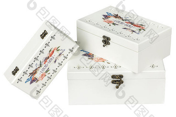 三个用于珠宝的复古木箱或盒子，带有花卉设计，在白色背景上隔离。包括剪辑路径