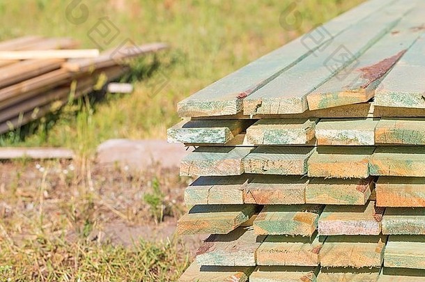 用于房屋屋顶施工的锯木厂板材。院子里的木板。