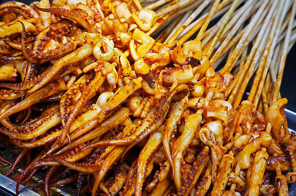 中国广西桂林街头美味的烤鱿鱼，