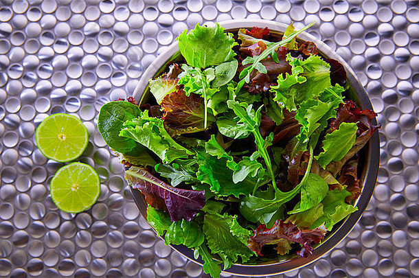 绿色沙拉地中海绿色和红色莴苣菠菜现代不锈钢餐桌