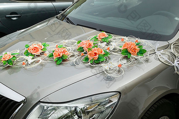 婚礼期间驾驶新娘和新郎的鲜花装饰车