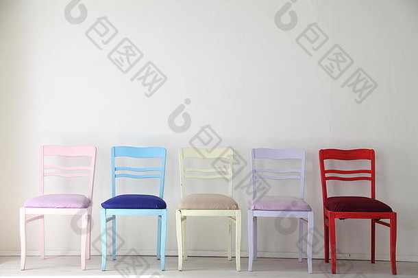 白色的房间，五颜六色的椅子，蓝黄红蓝紫