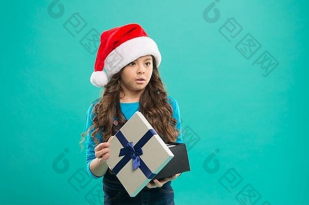 冬季大减价。这孩子得到了一份惊喜礼物。新年快乐。所有关于分享和关心。与家人共进晚餐。礼品包装。小女孩拿着礼品盒。慷慨的礼物概念。网上购物。