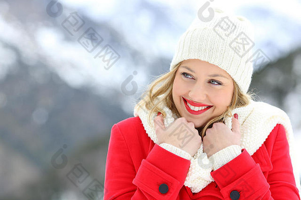寒假里穿红衣服的直率女人，保暖，看着身边