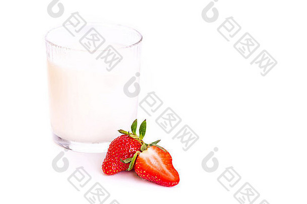 在白底上分离草莓的玻璃杯中品尝新鲜的yougurt