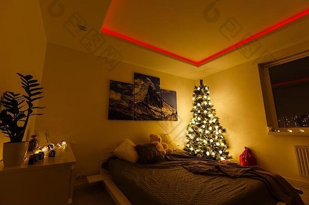 室内古典新年树的平静形象装饰在一个有床的房间里
