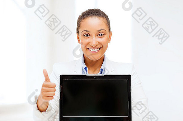 带笔记本电脑的微笑女人