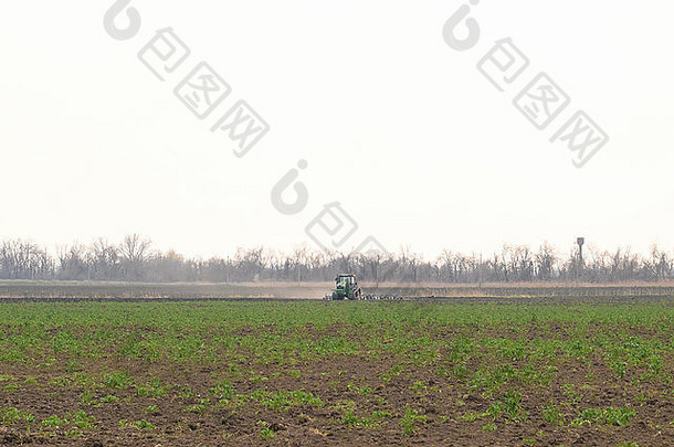 拖拉机耕作土壤的过程。操作农业机械。