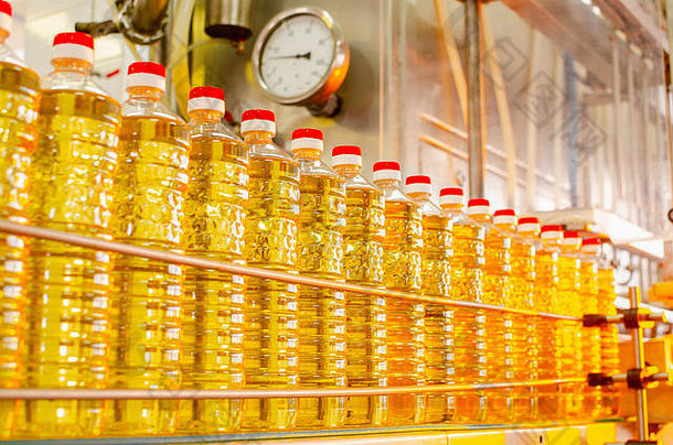 葵花籽油。葵花籽精炼油的工厂生产线和灌装线。食品工业的工厂输送机。