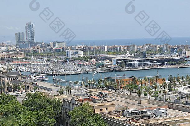从蒙特里奇俯瞰西班牙巴塞罗那的鸟瞰图
