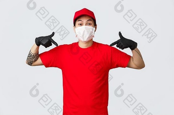 快乐亚洲交付的家伙红色的统一的帽t恤穿保护手套面具科维德检疫流感大流行指出