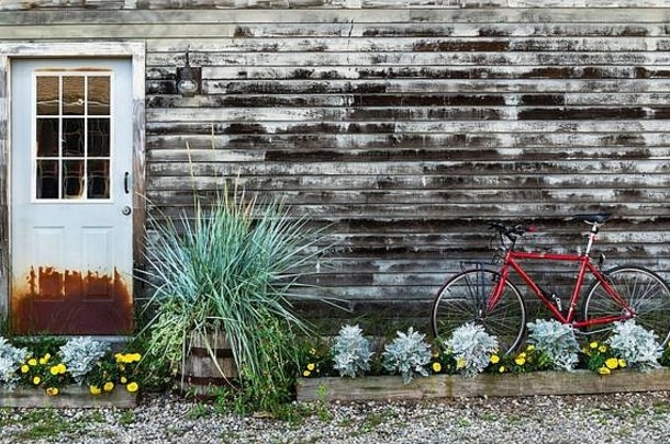 美国缅因州肯尼邦克港的门和自行车。