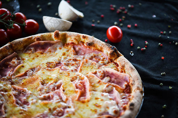 美味的意大利比萨配樱桃番茄、新鲜罗勒和gorgonzola奶酪