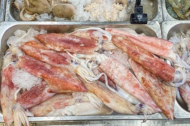一堆鱿鱼和章鱼在海鲜店出售