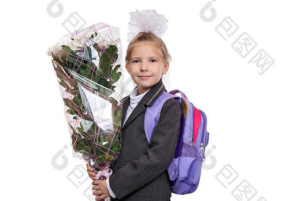 一年级学生拿着一束花。快乐的女孩首先去学校学习。