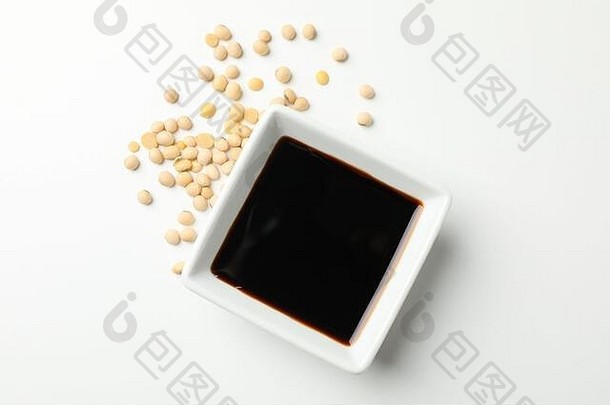一碗酱油，背景为白色的大豆，空格为文字。俯视图