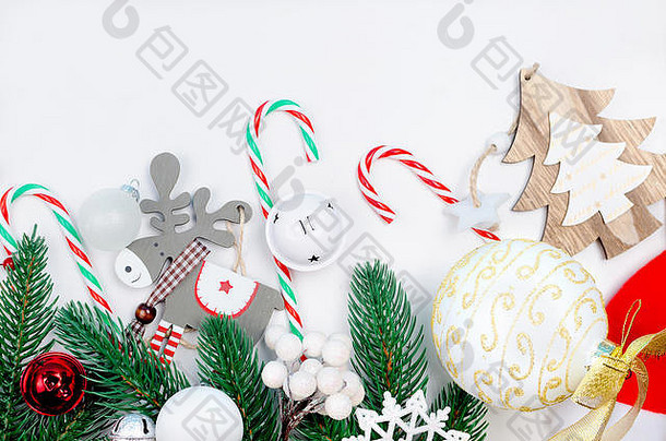 圣诞装饰背景为红色和白色圣诞礼物、球和玩具、枞树枝、白色背景上的圆锥体。卡假日概念。