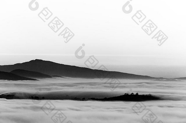 Umbria谷填满雾日落雾类似海