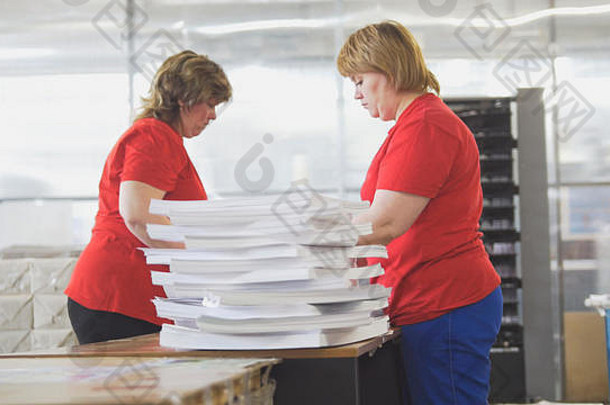 女工在排版中整理纸堆