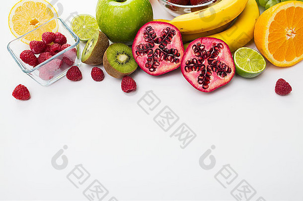 桌上新鲜水果和浆果的特写镜头