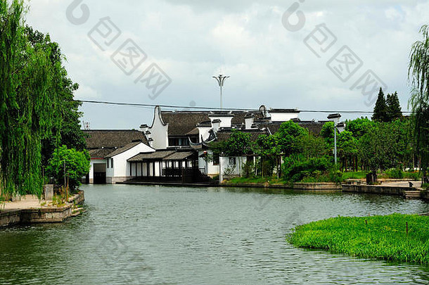 位于中国浙江省<strong>嘉兴市</strong>嘉善县西塘水乡，传统中国建筑衬在水渠上