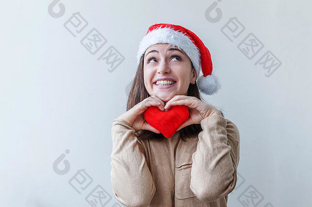美丽的女孩红色的圣诞老人老人他持有红色的心手孤立的白色背景快乐兴奋年轻的女人肖像真正的情绪快乐圣诞节一年假期