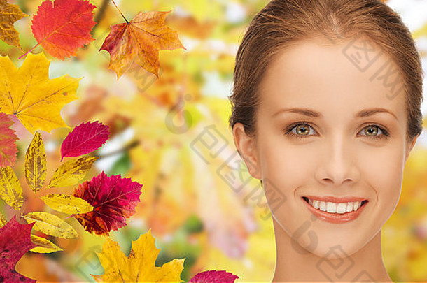 美丽的年轻的女人脸秋天叶子