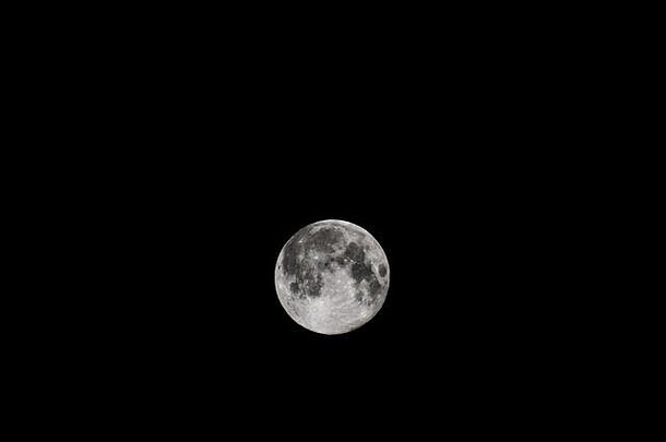 明亮的完整的月亮挂中间球场黑色的晚上