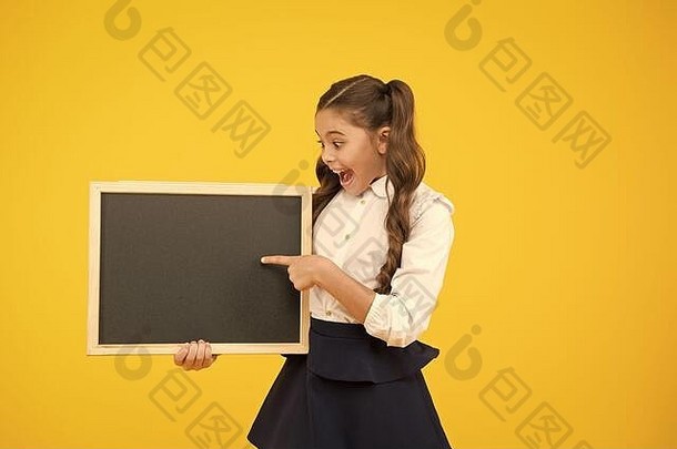 好宣传学校小孩子指出手指空白黑板上<strong>学校宣传</strong>孩子显示宣传事件整洁空黑板宣传董事会复制空间
