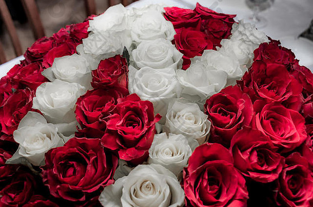 一束奢华的新鲜红玫瑰和白玫瑰。闭合。