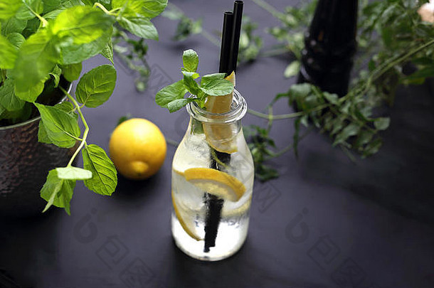 柠檬水，柠檬和薄荷的玻璃瓶中的水。