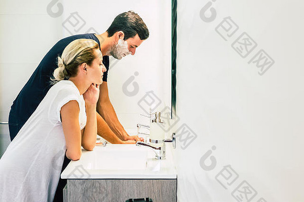 每天真正的生活方式高加索人年轻的夫妇生活早期早....浴室胡子牙齿开始一天工作