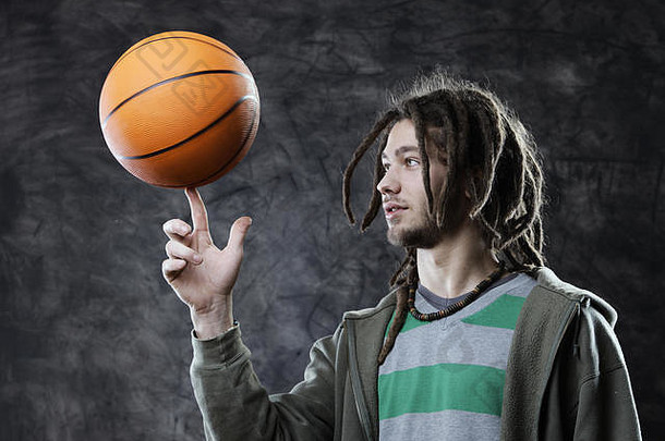 年轻人在手指上旋转篮球的肖像