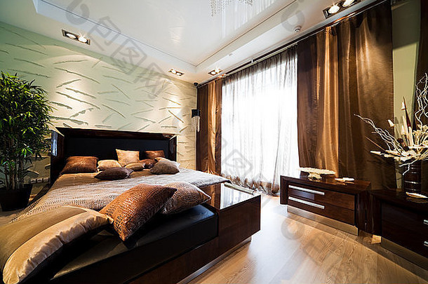 舒适宽大的现代公寓床