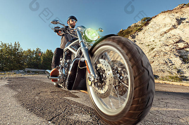 骑摩托车的人骑摩托车