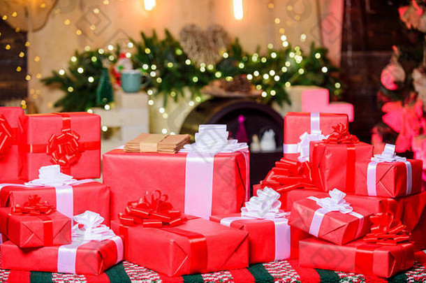 红色包裹。包装礼品的概念。神奇的时刻。为家人和朋友准备惊喜礼物。圣诞节和新年的概念。礼品盒与丝带蝴蝶结关闭。包装好的礼物或礼物。