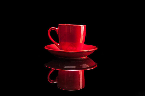 红色的杯孤立的黑色的背景反射