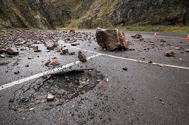 2007年11月-危险的岩石坠落在切达峡谷，几吨重的大岩石坠落到<strong>将近</strong>90米的空停车场