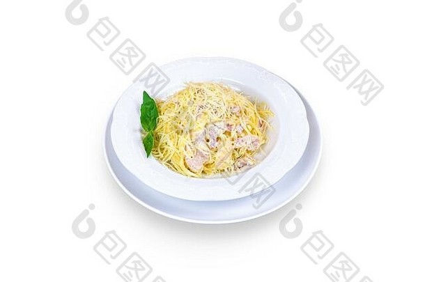 美味的意大利卡波纳拉意大利面条，配奶酪、培根和新鲜薄荷，白色隔离