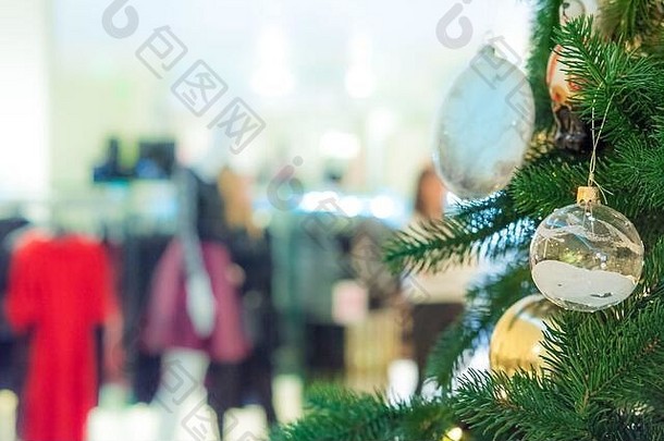 购物中心的金色装饰圣诞树。购物中心的圣诞节<strong>清仓大</strong>甩卖。